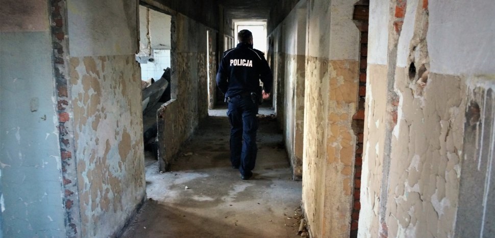 Zdążyć z pomocą w czasie mrozów - apel policjantów i kontrole pustostanów