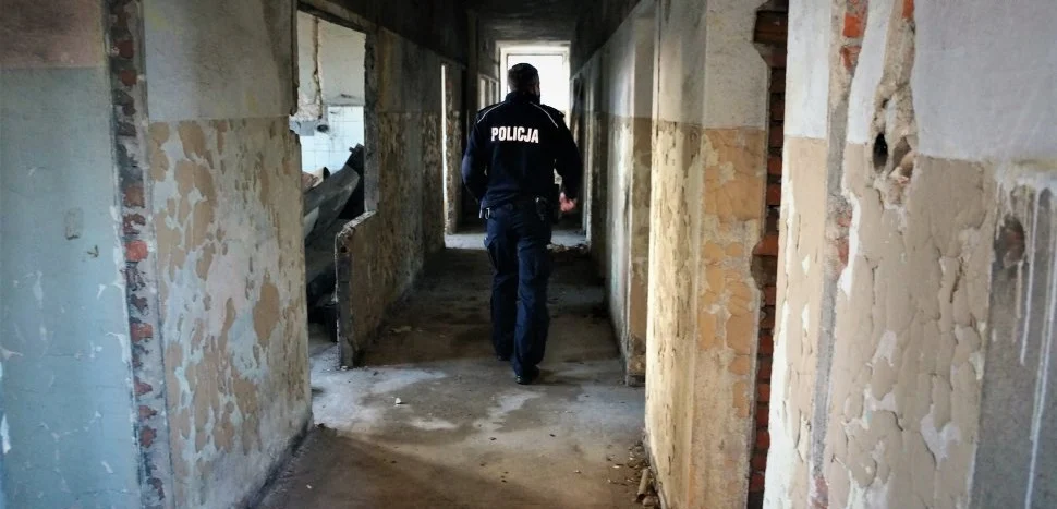 Zdążyć z pomocą w czasie mrozów - apel policjantów i kontrole pustostanów