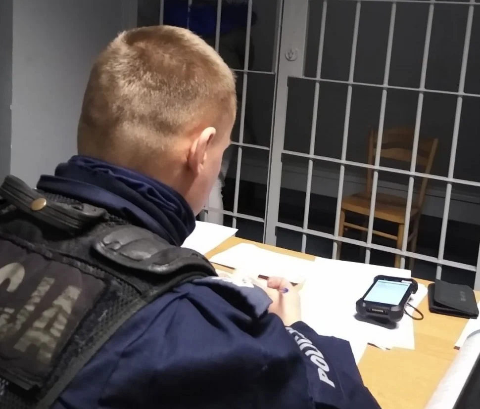 Narkotyki u pasażerów, poszukiwana nieletnia, kierowca bez uprawnień do kierowania...