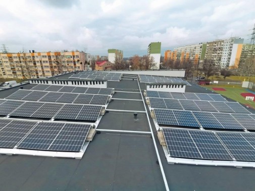 Setki paneli fotowoltaicznych na siemianowickich szkołach