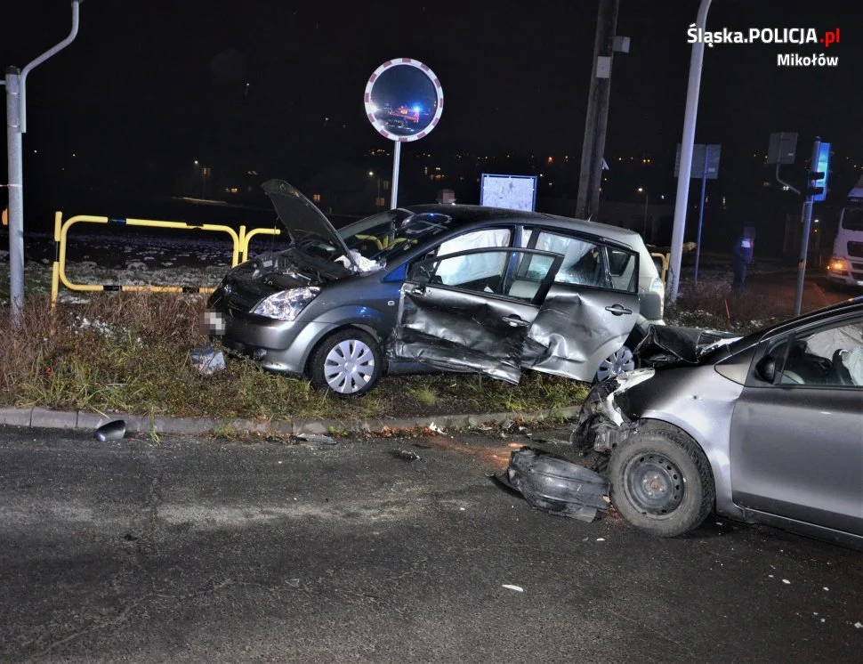 Wypadek na łaziskim skrzyżowaniu. 37 - latek ze złamaną szczęką oraz kośćmi czaszki