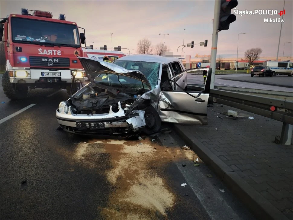 76-letni kierowca wjechał na czerwonym świetle i spowodował wypadek