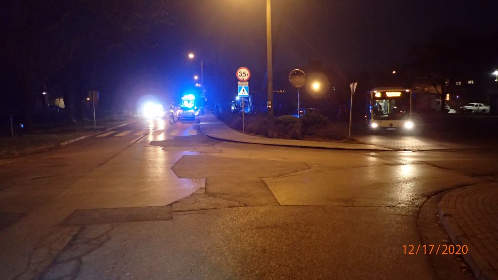 Potrącenie pieszego na chodniku – apelujemy o ostrożność!