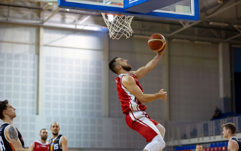 Koszykarze Polonii liderem!