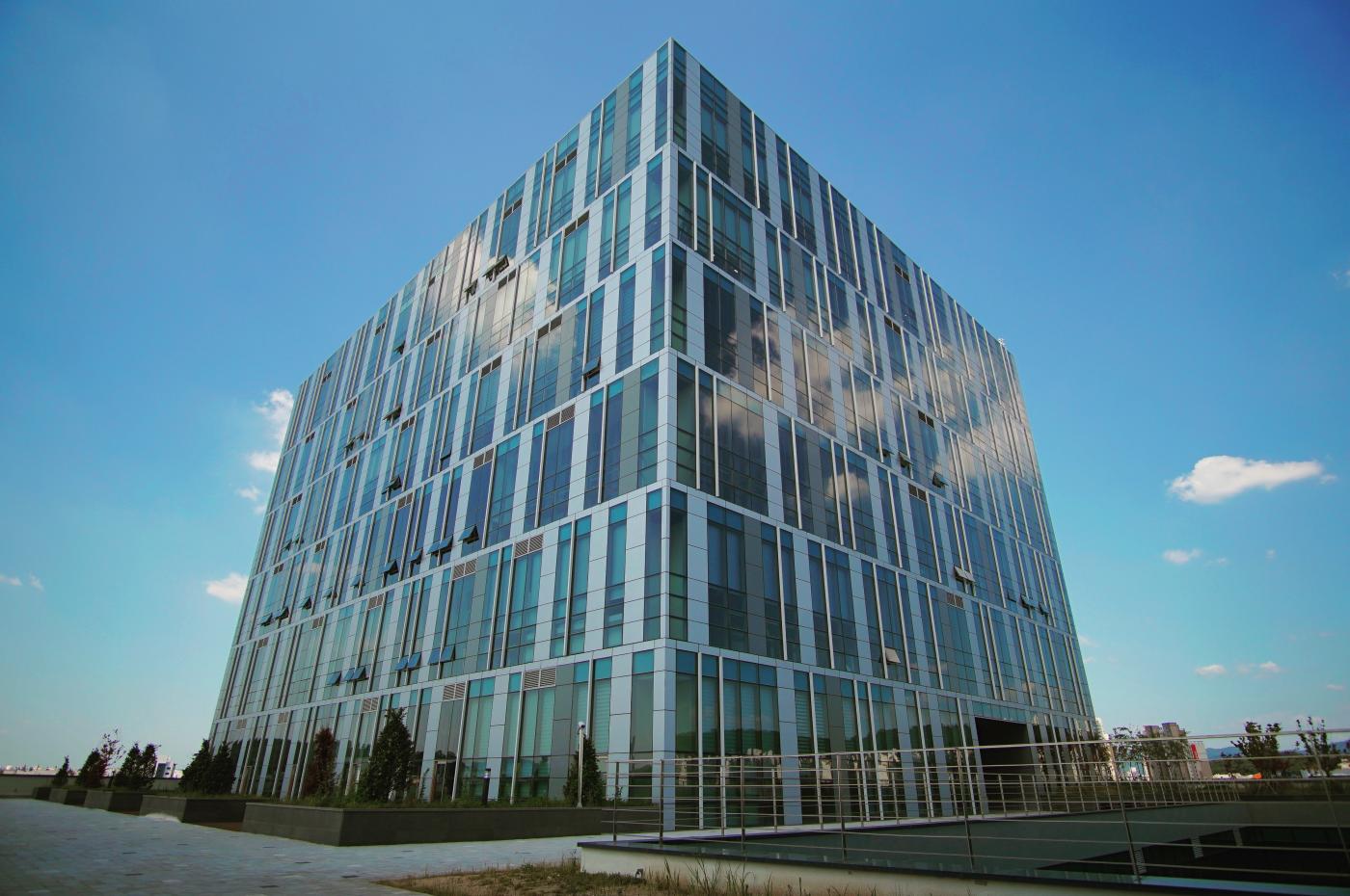 Brudne ściany domu? Warto zlecić mycie elewacji