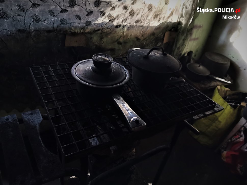 Policjanci kontrolują pustostany i apelują - nie bądź obojętny na los bezdomnych