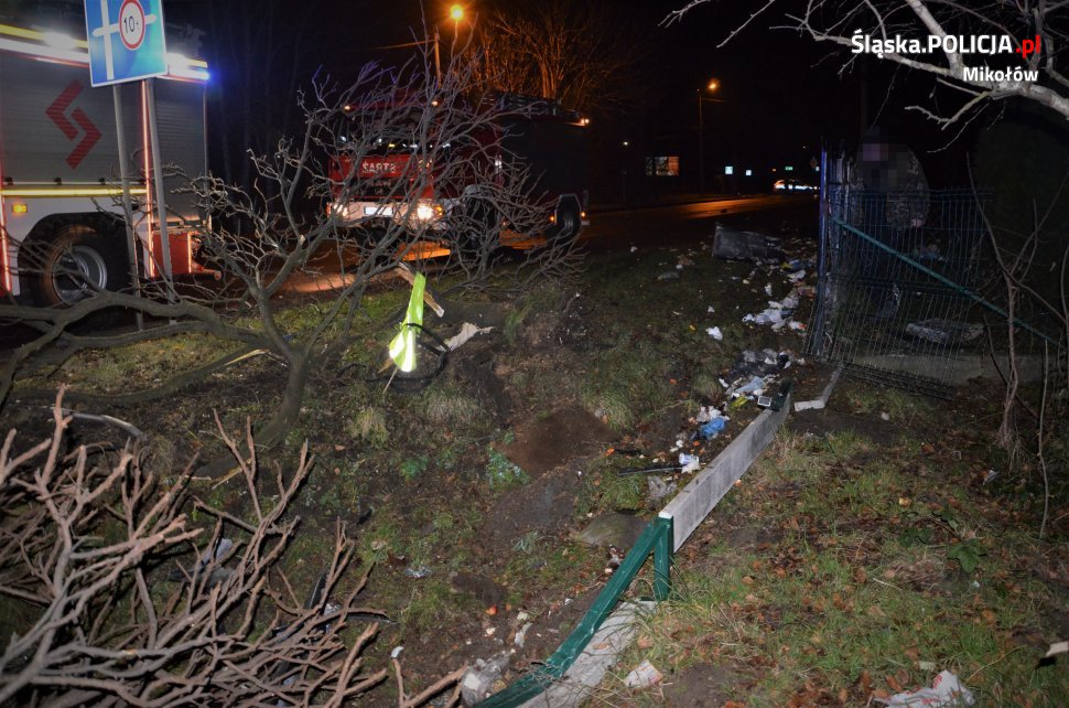 33-latek stracił panowanie nad pojazdem i uderzył w ogrodzenie posesji!