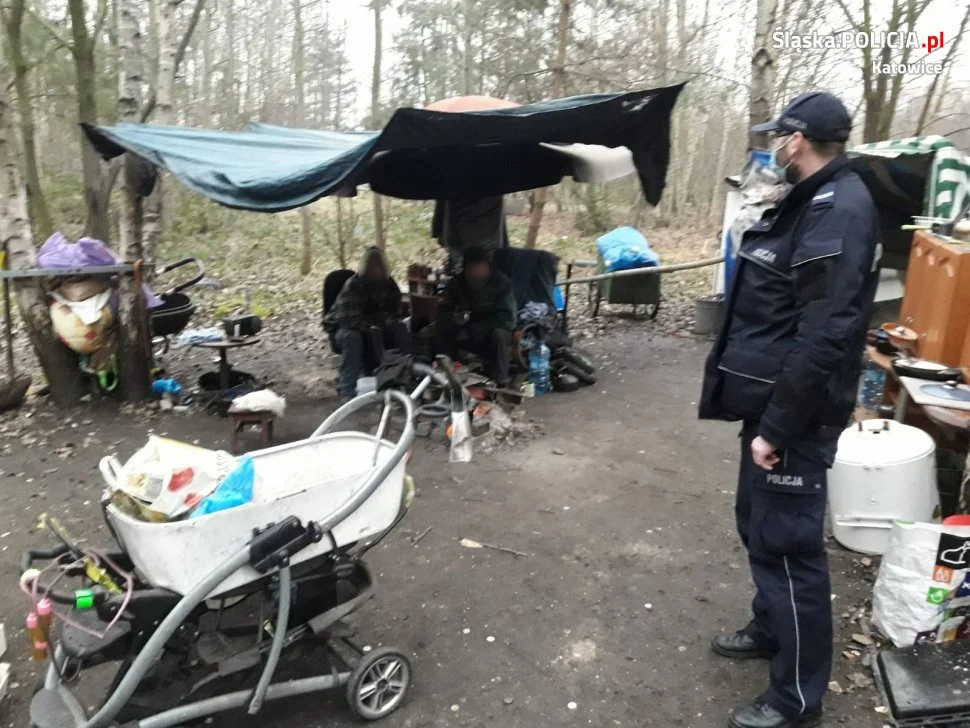 Policjanci kontrolują miejsca, gdzie przebywają osoby bezdomne