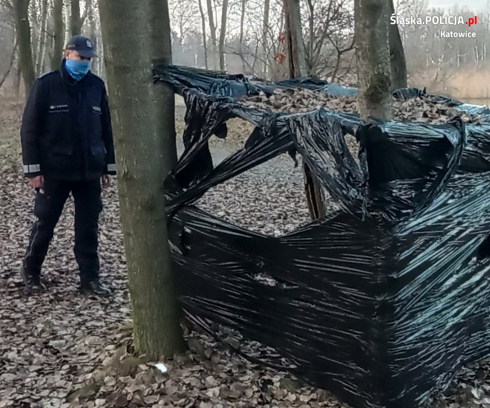 Policjanci kontrolują miejsca, gdzie przebywają osoby bezdomne