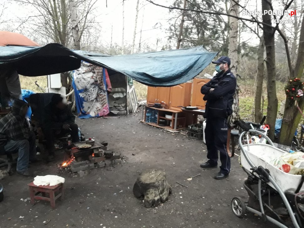 Policjanci kontrolują miejsca, gdzie przebywają osoby bezdomne