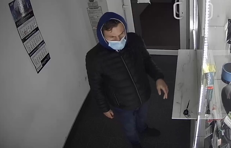 Podejrzewany o kradzież pierścionków – czy rozpoznajesz?