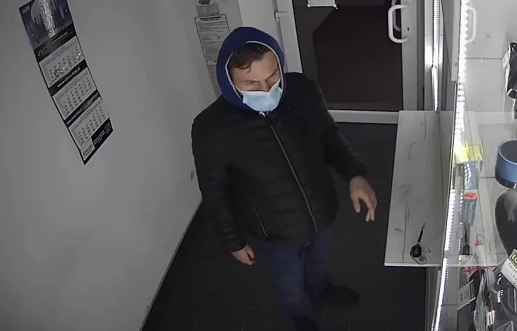 Podejrzewany o kradzież pierścionków – czy rozpoznajesz?