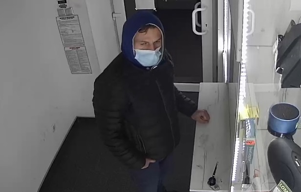 Podejrzewany o kradzież pierścionków – czy rozpoznajesz?