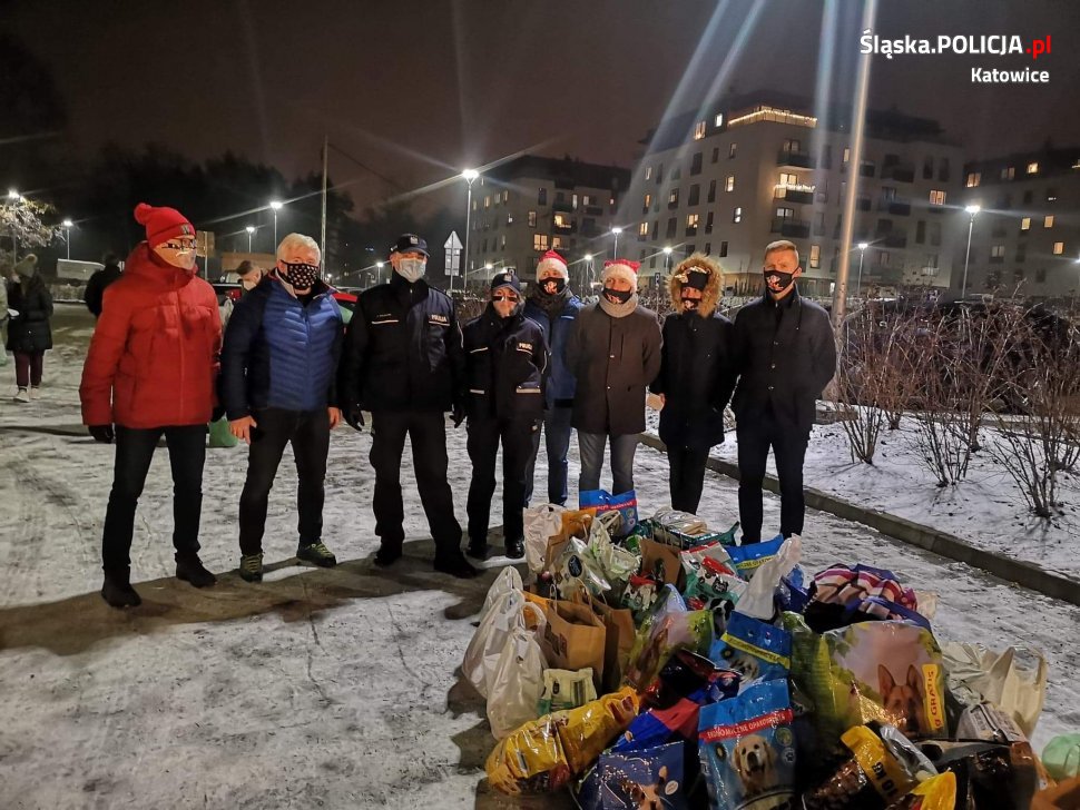 Policjanci wsparli zbiórkę dla seniorów i dla bezdomnych zwierząt