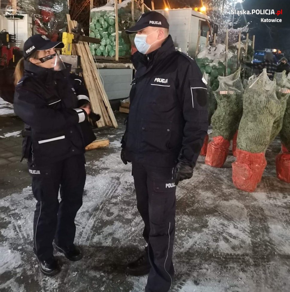 Policjanci wsparli zbiórkę dla seniorów i dla bezdomnych zwierząt