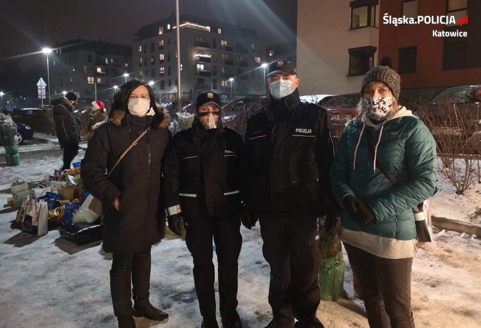 Policjanci wsparli zbiórkę dla seniorów i dla bezdomnych zwierząt