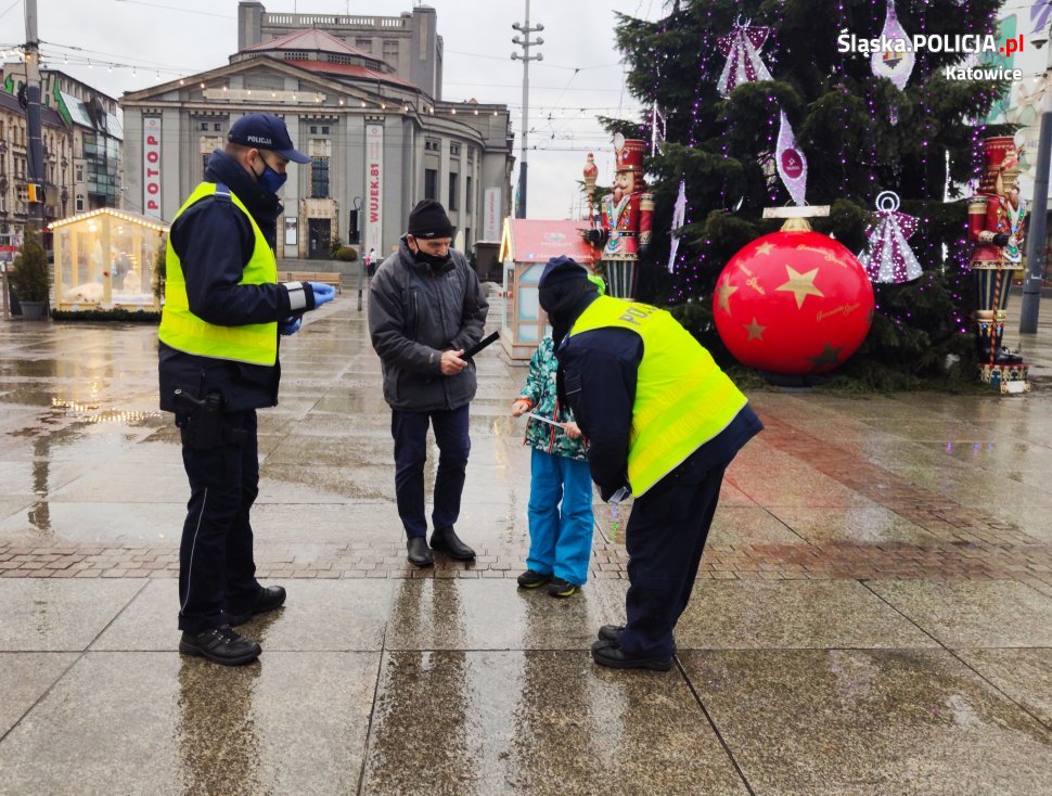 Katowiccy policjanci dbają o bezpieczeństwo pieszych