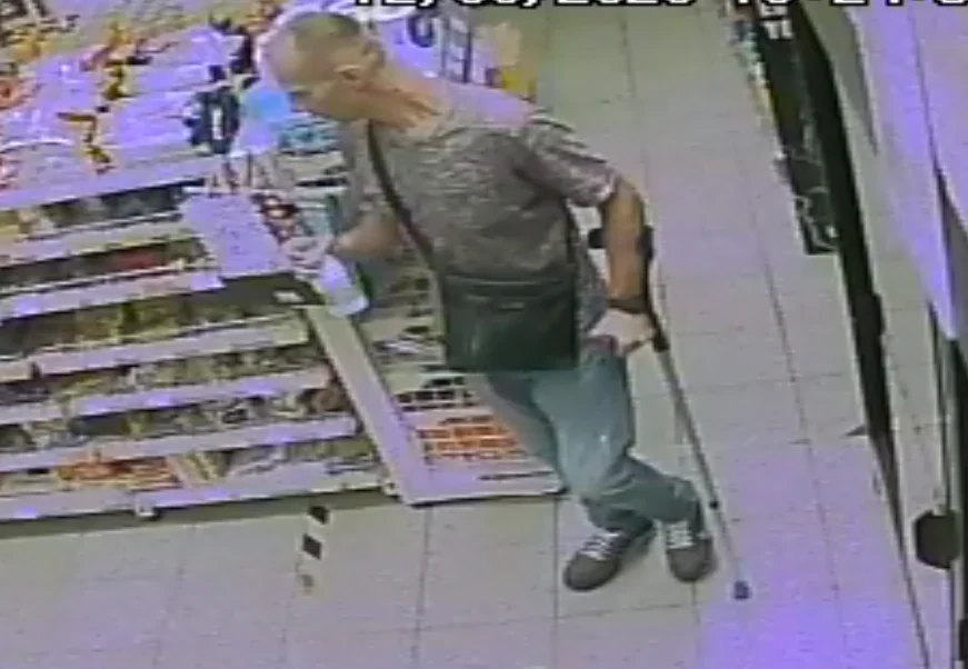 Uderzył głową kobietę w twarz – czy rozpoznajesz mężczyznę?