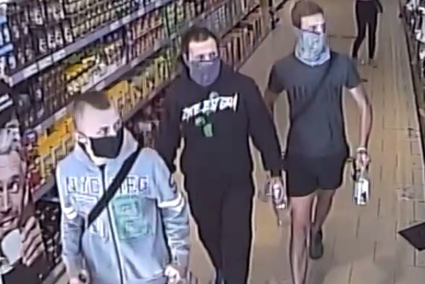 Policja publikuje wizerunek mężczyzn podejrzewanych o kradzież alkoholu