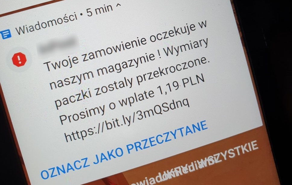 Uwaga na SMS-y o koniecznej dopłacie do przesyłki. Takie wiadomości to oszustwo!