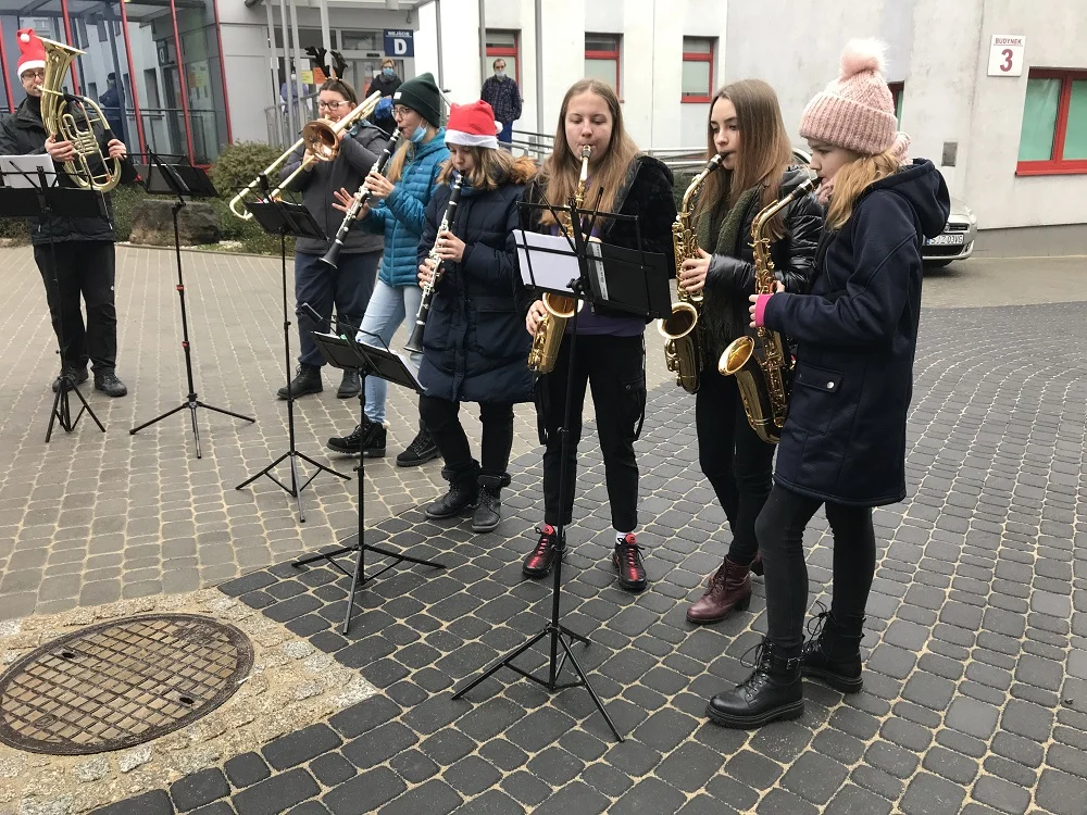 Wyjątkowy koncert kolęd pod szpitalem w Chorzowie!