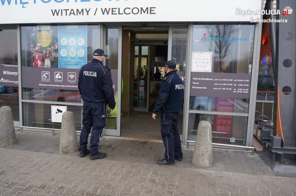 Świętochłowiccy dzielnicowi kontrolują przestrzeganie obostrzeń w placówkach handlowych