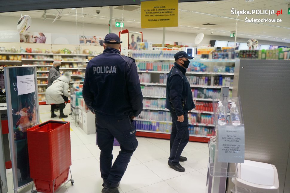Świętochłowiccy dzielnicowi kontrolują przestrzeganie obostrzeń w placówkach handlowych