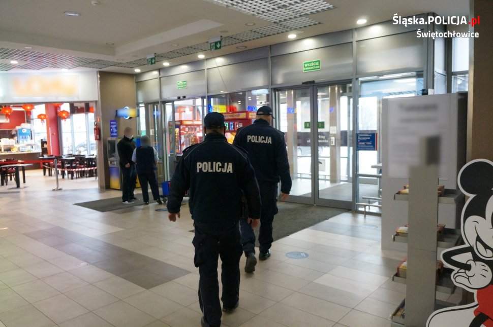 Świętochłowiccy dzielnicowi kontrolują przestrzeganie obostrzeń w placówkach handlowych