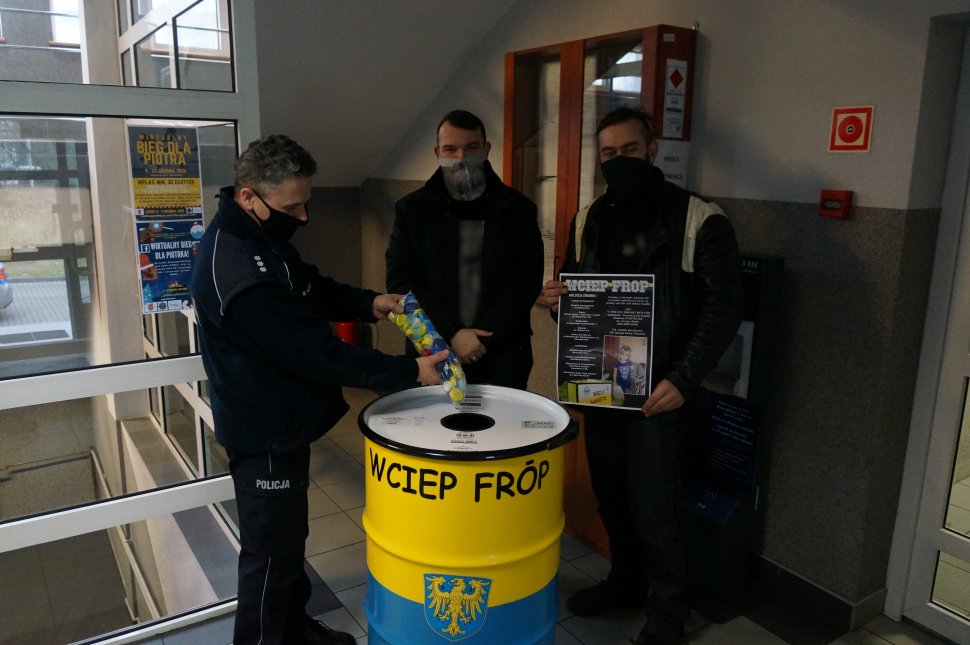 Świętochłowiccy mundurowi przyłączyli się do zbierania nakrętek na protezę dla Natalki