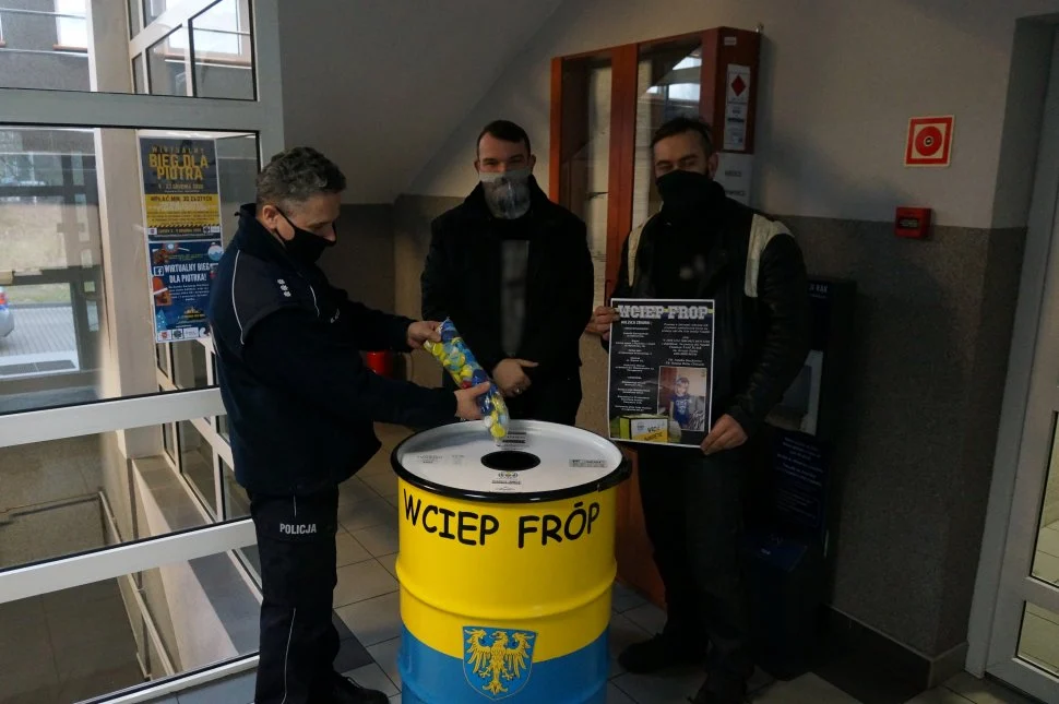 Świętochłowiccy mundurowi przyłączyli się do zbierania nakrętek na protezę dla Natalki