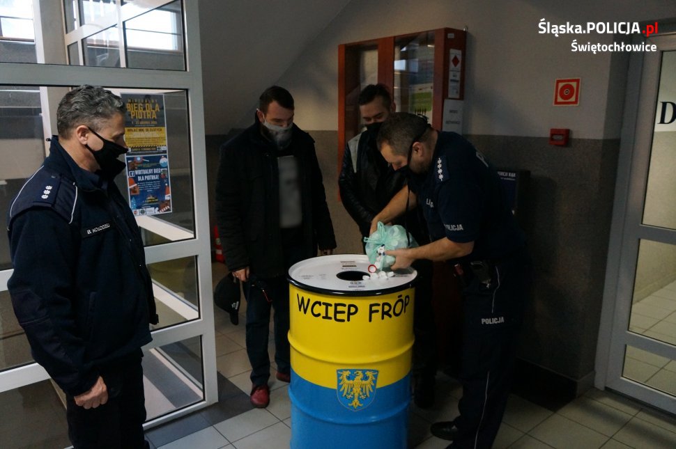 Świętochłowiccy mundurowi przyłączyli się do zbierania nakrętek na protezę dla Natalki