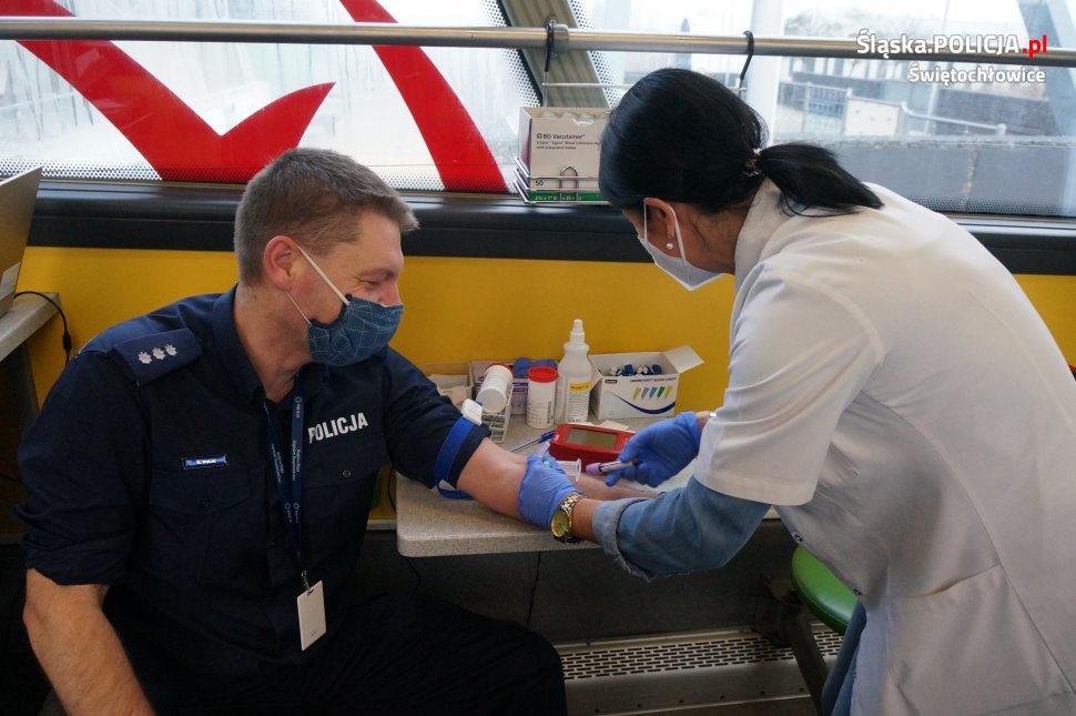Świętochłowiccy policjanci podzielili się krwią, by pomóc potrzebującym
