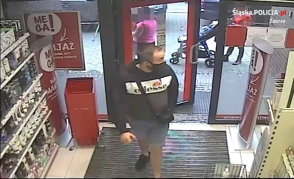 Podejrzani o kradzież perfum. Rozpoznajesz ich?