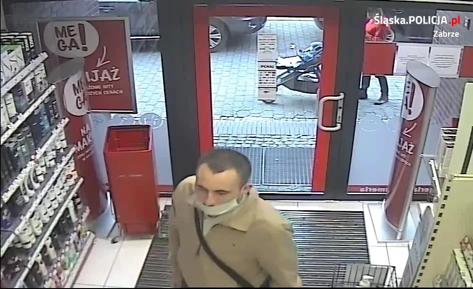 Podejrzani o kradzież perfum. Rozpoznajesz ich?