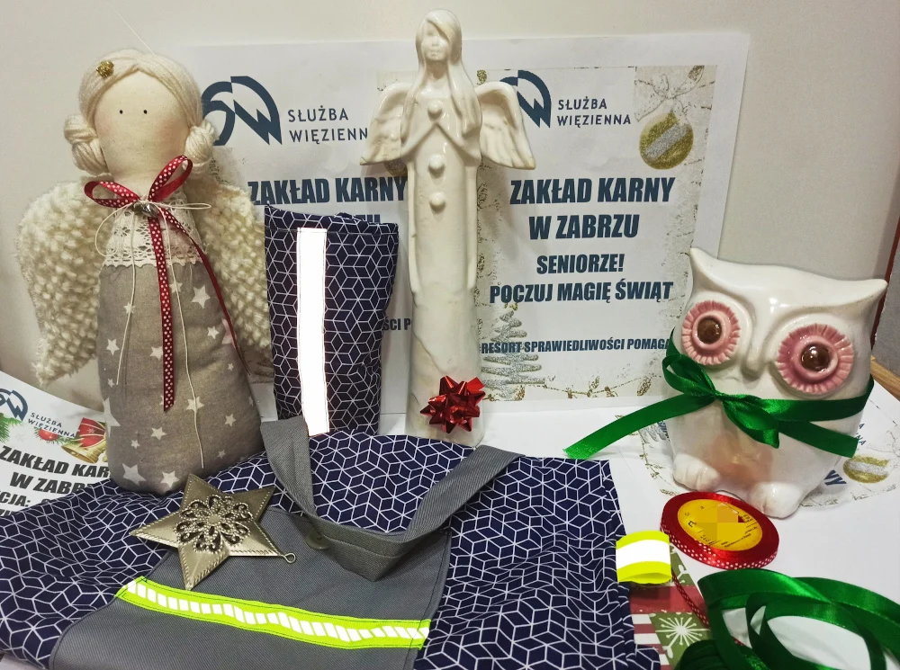 Mikołaj w mundurze pamięta o dzieciach i seniorach