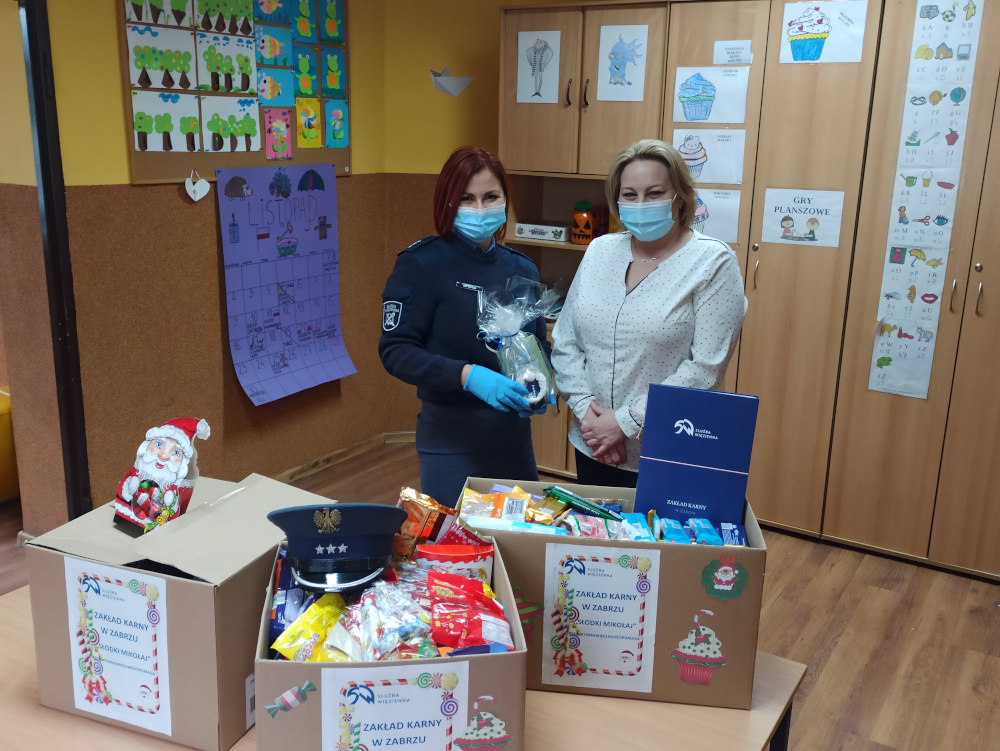 Mikołaj w mundurze pamięta o dzieciach i seniorach