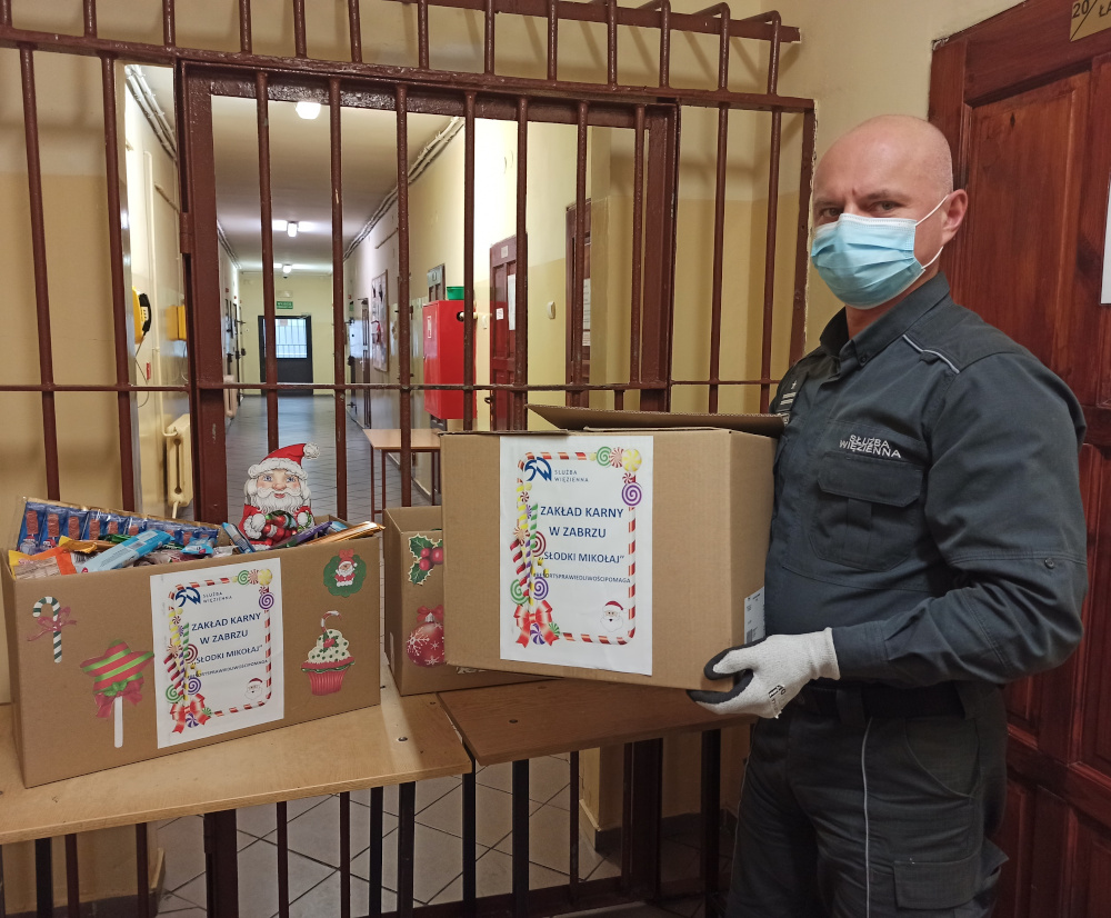 Mikołaj w mundurze pamięta o dzieciach i seniorach