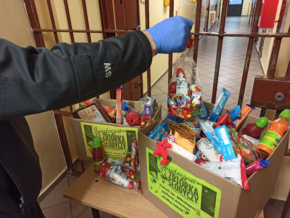 Mikołaj w mundurze pamięta o dzieciach i seniorach