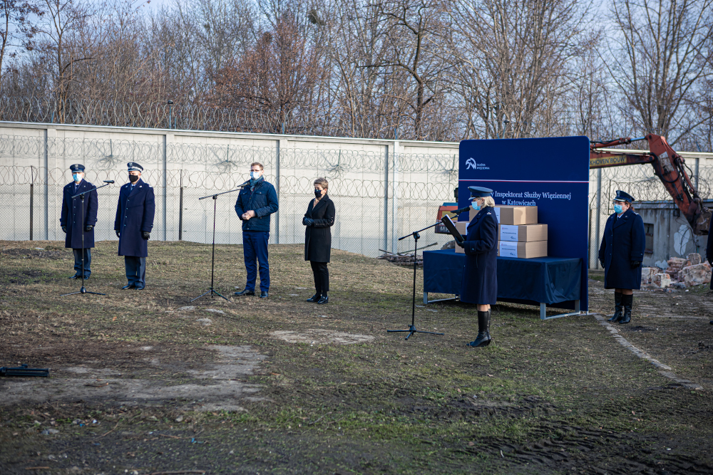 Wiceminister Sprawiedliwości, Michał Woś na konferencji w zabrzańskim Zakładzie Karnym