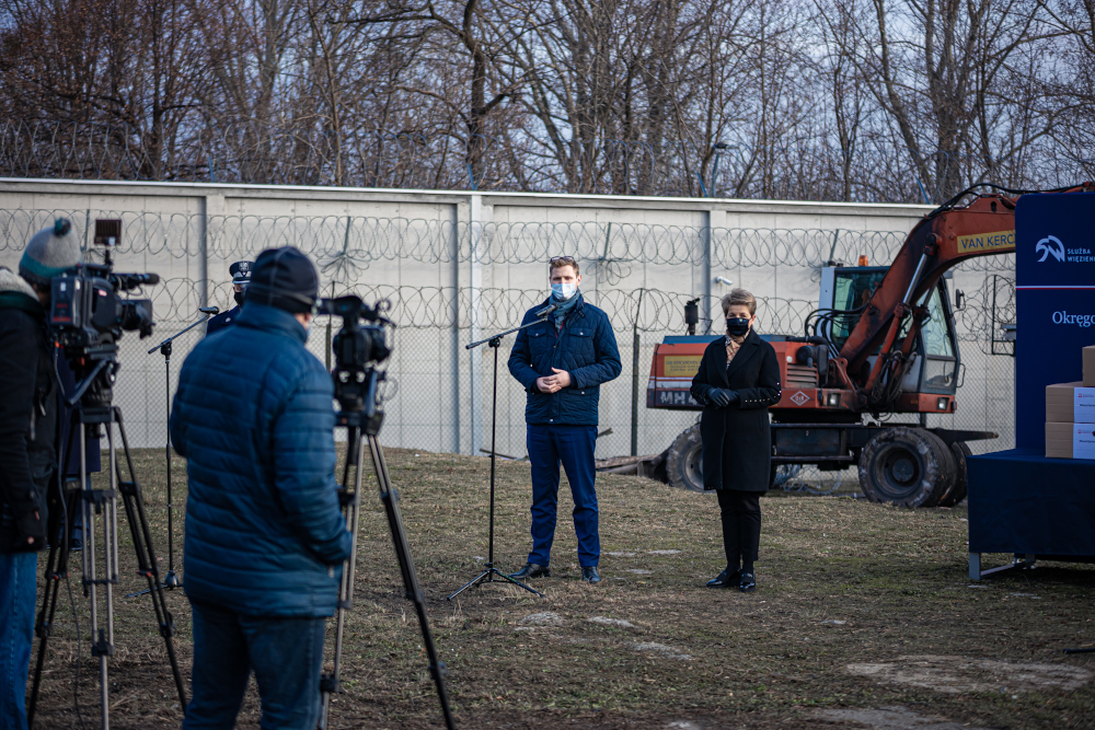 Wiceminister Sprawiedliwości, Michał Woś na konferencji w zabrzańskim Zakładzie Karnym