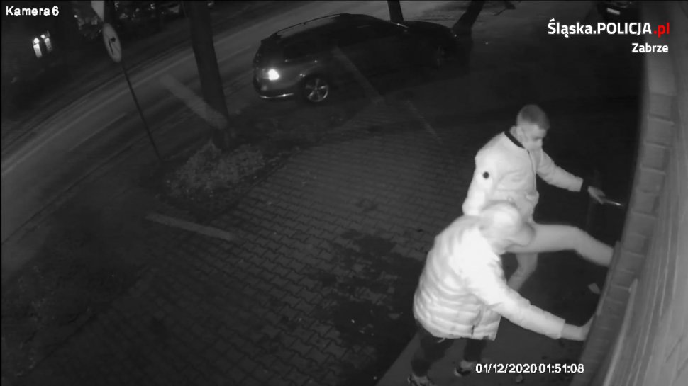 Te osoby uszkodziły drzwi sklepu. Rozpoznajesz ich?