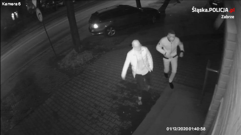 Te osoby uszkodziły drzwi sklepu. Rozpoznajesz ich?