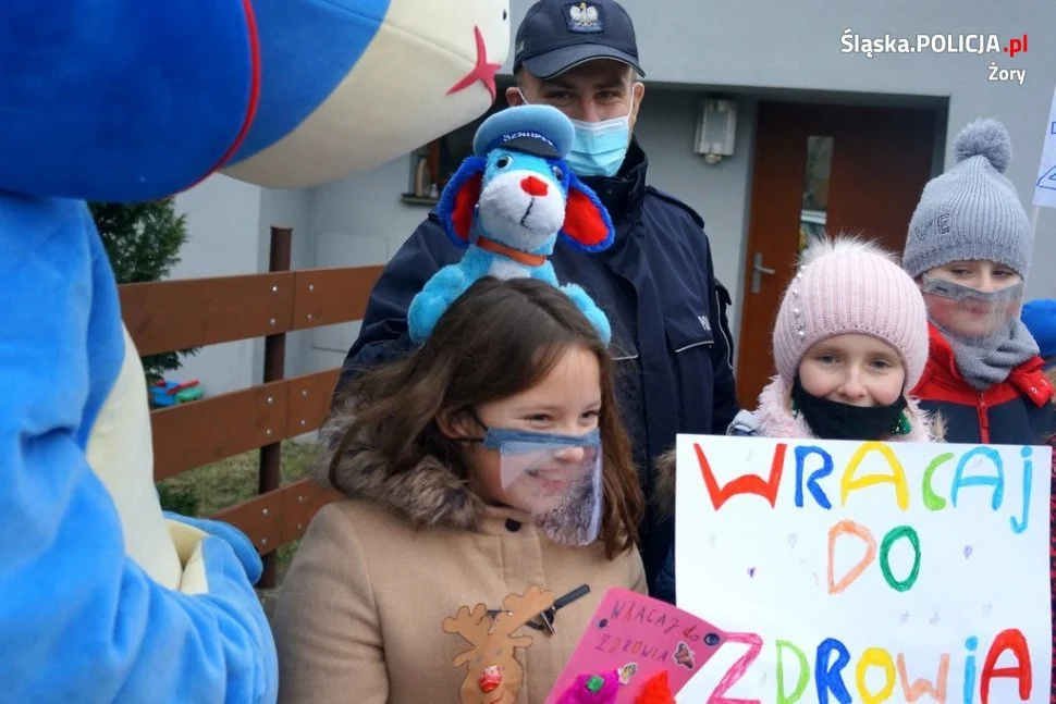 Dzielnicowi pomogli w zorganizowaniu niespodzianki dla małej bohaterki