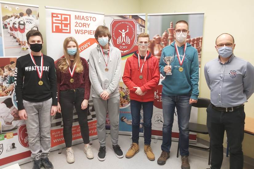 Dorośli i dzieci sprawdzili swoje siły przy szachownicy