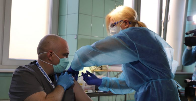 Idzie szybko! Ponad pół tysiąca medyków w Śląskiem już zaszczepionych! 2 tysiące szczepionek trafiło do 10 szpitali