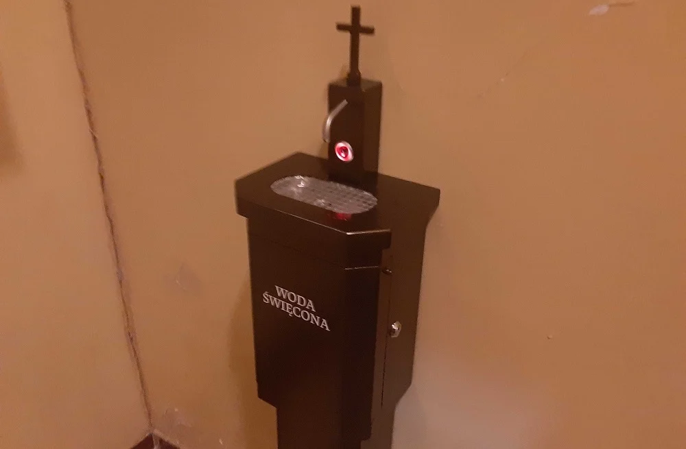 W halembskim kościele stanął... elektroniczny dozownik wody święconej!