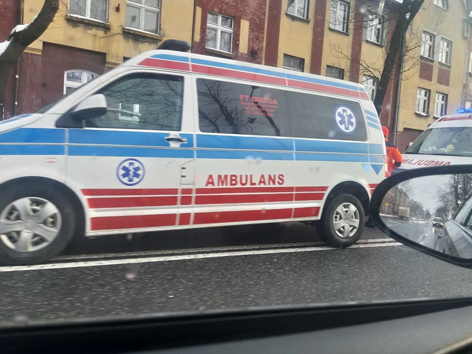 Na ulicy 1 Maja doszło do kolizji samochodu osobowego z ambulansem