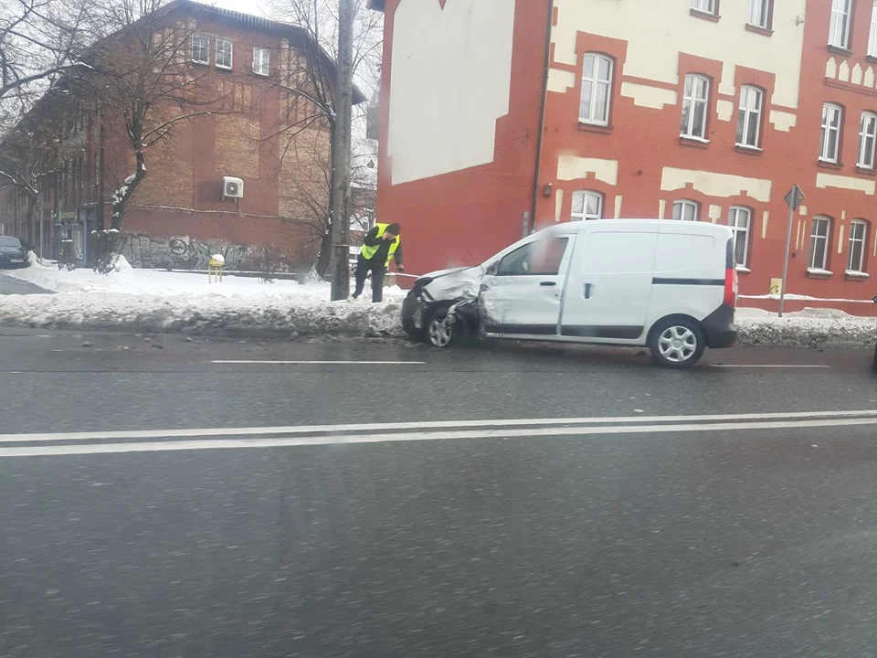 Na ulicy 1 Maja doszło do kolizji samochodu osobowego z ambulansem