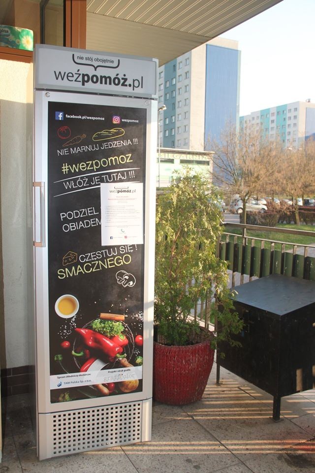 Podziel się jedzeniem, przynieś je do społecznej lodówki