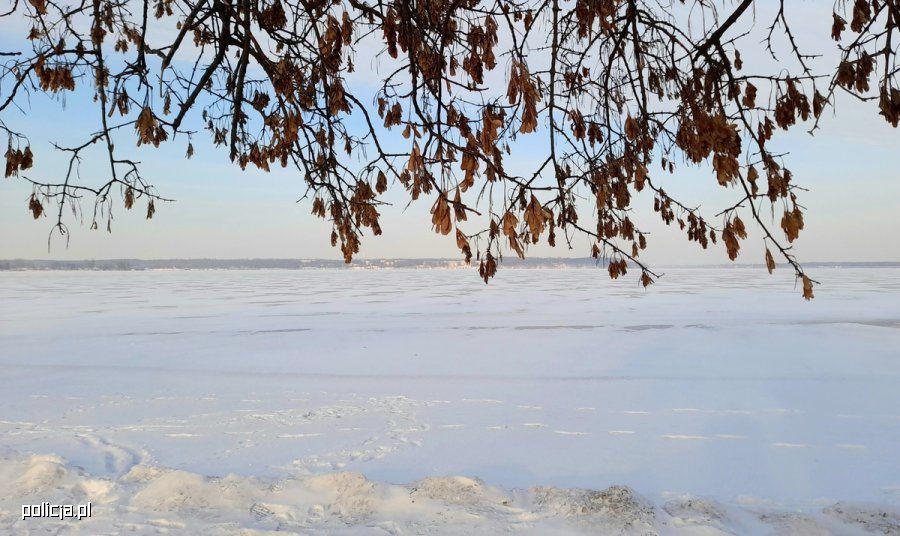 Policjanci ostrzegają przed wchodzeniem na niebezpieczny lód